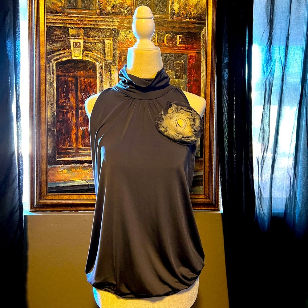 Grey sleeves less blouse